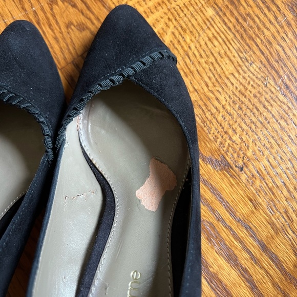 ▪️LIZ CLAIBORNE: Women’s 6.5, black suede pointed w/ruffle accent pumps▪️ - Picture 6 of 15